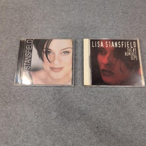 Puede incluir: Dos estuches de CD con Lisa Stansfield. Un estuche tiene un retrato de Stansfield con el texto "Lisa Stansfield" en el lomo. El otro estuche es rojo y negro con el texto "Lisa Stansfield The #1 Remixes (EP)".