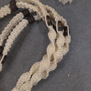Macetero grande vintage de macramé con cuentas de madera trenzadas en blanco roto, estilo bohemio, 167 cm imagen 3
