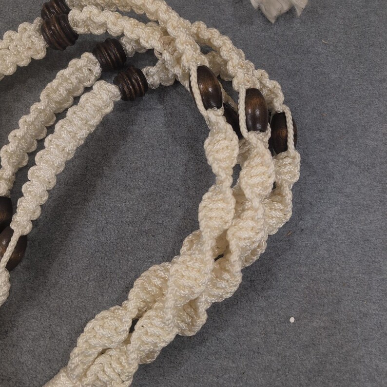Macetero grande vintage de macramé con cuentas de madera trenzadas en blanco roto, estilo bohemio, 167 cm imagen 3