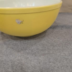 Ciotola vintage in vetro giallo latte, stile moderno di metà secolo, stile retrò, con un difetto importante. immagine 4