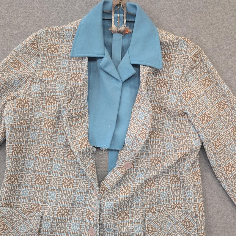 VTG Lady Caro blauw-bruine jasjurk met geometrisch patroon knoopsluiting aan de voorkant maat M afbeelding 2