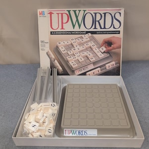 Milton Bradley Upwords 3D Wortspiel 1988 Vintage Brettspiel 4312 VG Bild 1