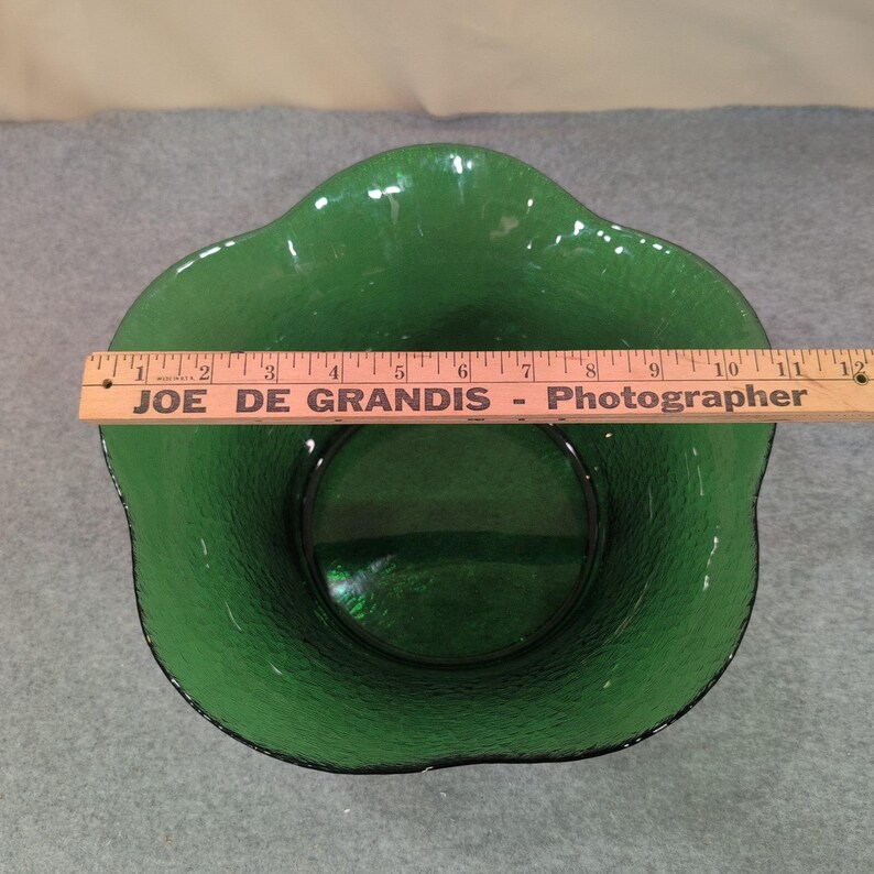 Vintage Emerald Green Crinkle Glass Scalloped Rim Decorative Bowl Centerpiece image 4