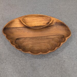 Puede incluir: Un juego de tres cuencos de cerámica anidados en tonos azules, verdes y blancos. Los cuencos presentan un esmalte moteado y un diseño sencillo y moderno. El cuenco más grande mide unos 15 cm de diámetro.