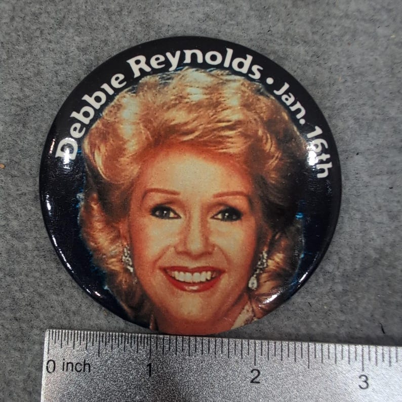 Debbie Reynolds 16 januari Celebrity Memorabilia Pin Badge Pinback afbeelding 1