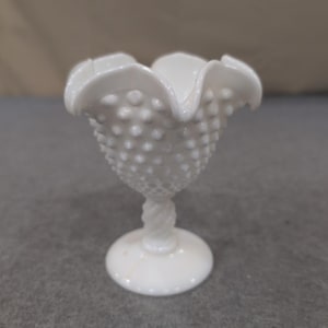 Fenton Milchglas Hobnail Ruffled Vase Spiral Twist Stem Weiß Mid Century Bild 1