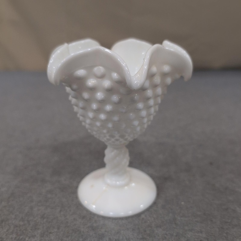 Fenton Milchglas Hobnail Ruffled Vase Spiral Twist Stem Weiß Mid Century Bild 1