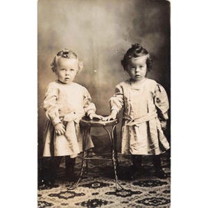 アンティークのRPPC（リアルポストカード）クリフォードとエラ・トンプソンの2歳の子供の肖像画ポストカード 画像 1
