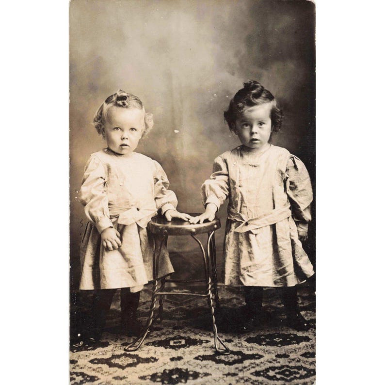 アンティークのRPPC（リアルポストカード）クリフォードとエラ・トンプソンの2歳の子供の肖像画ポストカード 画像 1