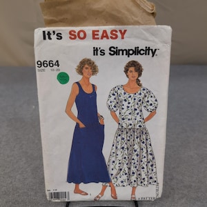 Puede incluir: Un patrón de costura vintage de Simplicity titulado "It's So Easy". El patrón presenta ilustraciones de dos vestidos. Uno es un vestido azul sin mangas con bolsillos, y el otro es un vestido blanco con estampado floral azul y mangas abullonadas. Talla del patrón: 10-20.