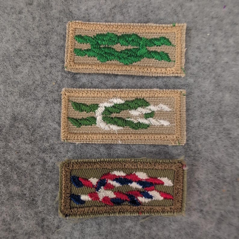 Lot de 3 écussons insigne du mérite scouts vintage, vert blanc rouge bleu image 1