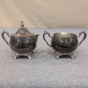 Oneida Silver Plated Footed Cream and Sugar Set with Lid USA Vintage image 1