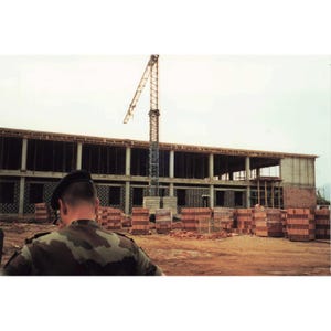 Lotto di 4 foto vintage del 1999 raffiguranti la caserma in costruzione nella base NATO in Kosovo. immagine 2