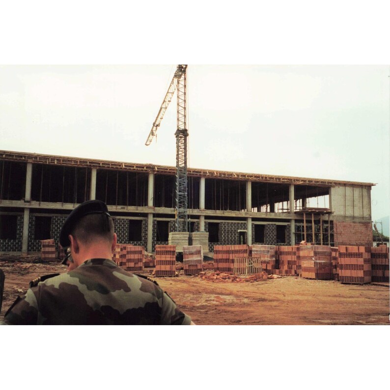 Lotto di 4 foto vintage del 1999 raffiguranti la caserma in costruzione nella base NATO in Kosovo. immagine 2