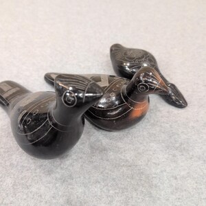 Vintage Mexicaanse Barro Negro zwarte klei geëtste vogelbeeldjes set van 3 Mexico afbeelding 2