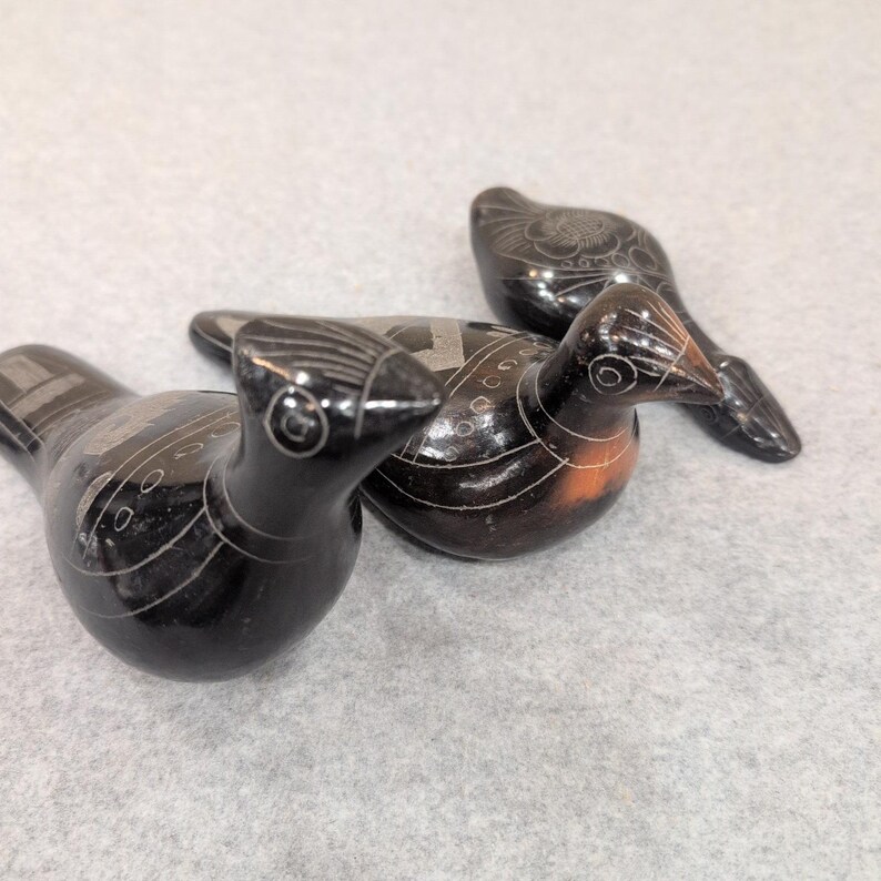Vintage Mexicaanse Barro Negro zwarte klei geëtste vogelbeeldjes set van 3 Mexico afbeelding 2