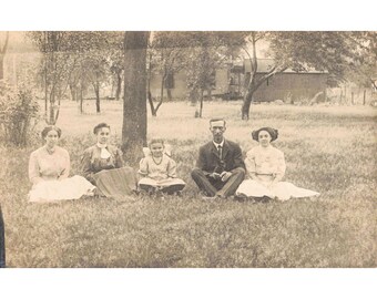 Retrato de família antigo em cartão postal fotográfico (RPPC AZO) - 1904-1918 - Casa rural