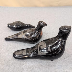 Vintage Mexicaanse Barro Negro zwarte klei geëtste vogelbeeldjes set van 3 Mexico afbeelding 7