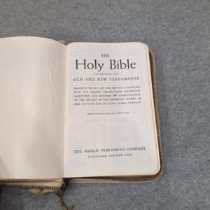 Vintage King James Version Holy Bible World Publishing Zippered White Cover KJV image 4