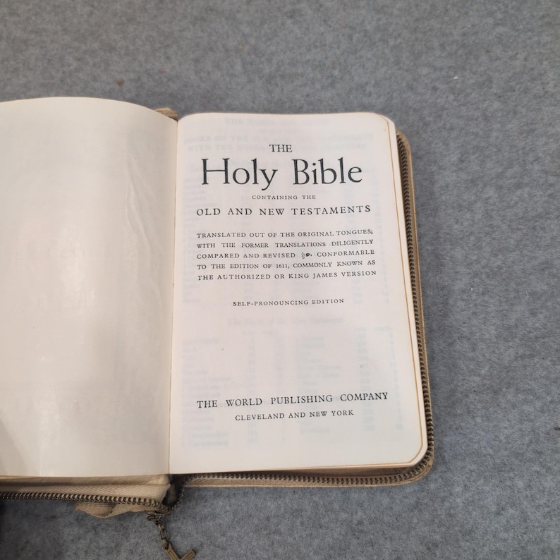 Vintage King James Version Holy Bible World Publishing Zippered White Cover KJV image 4