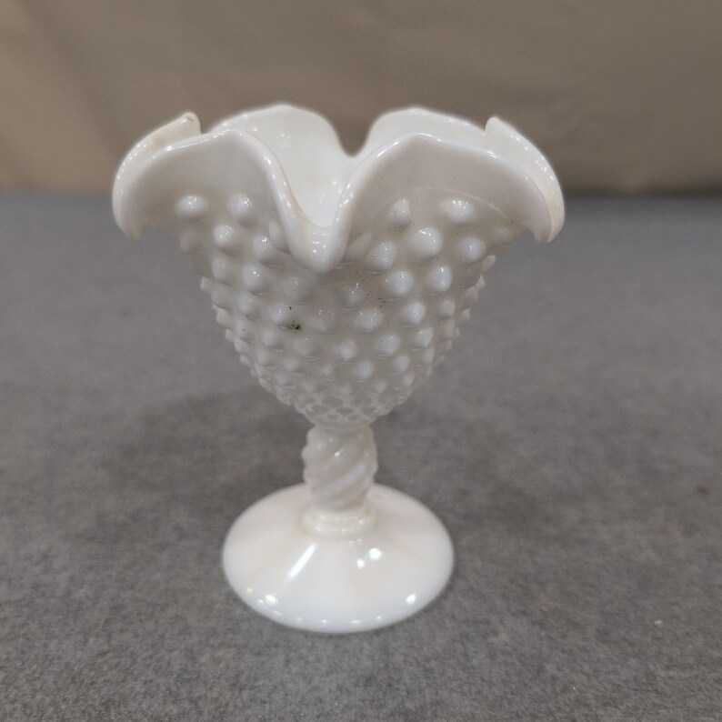 Fenton Milchglas Hobnail Ruffled Vase Spiral Twist Stem Weiß Mid Century Bild 4
