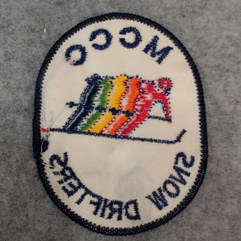 MCCC Snow Drifters Skiing Skier Regenbogen Vintage Gestickter Aufnäher zum Aufnähen Bild 2