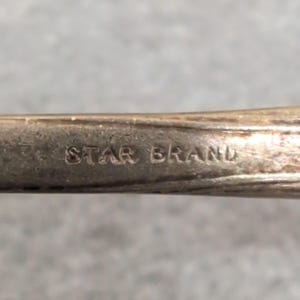 Juego de 2 cucharas para servir plateadas de la marca Vintage Star con mango adornado imagen 3