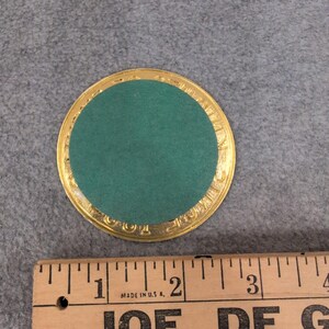 Emblema fermacarte con medaglione smaltato color oro dei Cavalieri di Pizia FCB, dal 1864. immagine 2