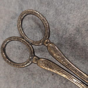 Vintage Silverplate Zinc Alloy Pastry Tongs Ornate Scroll Engraved Server image 8