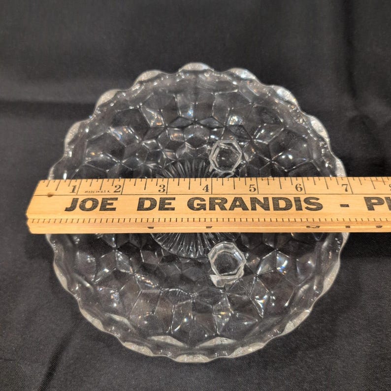 Vintage onderzetter van helder geperst glas met honingraatmotief, geschulpte rand en zonnestralenmotief in het midden. afbeelding 4