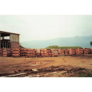 Lotto di 4 foto vintage del 1999 raffiguranti la caserma in costruzione nella base NATO in Kosovo. immagine 3