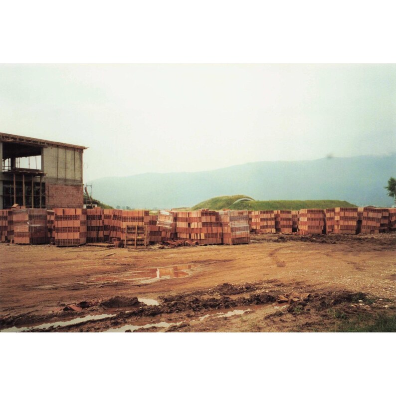 Lotto di 4 foto vintage del 1999 raffiguranti la caserma in costruzione nella base NATO in Kosovo. immagine 3