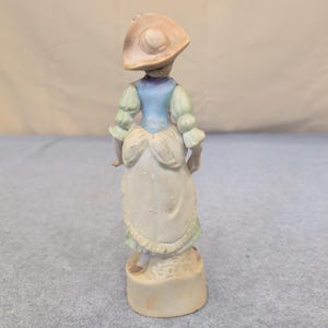 Stara, ręcznie malowana porcelanowa figurka kobiety z wachlarzem i kapeluszem, pastelowa zdjęcie 2