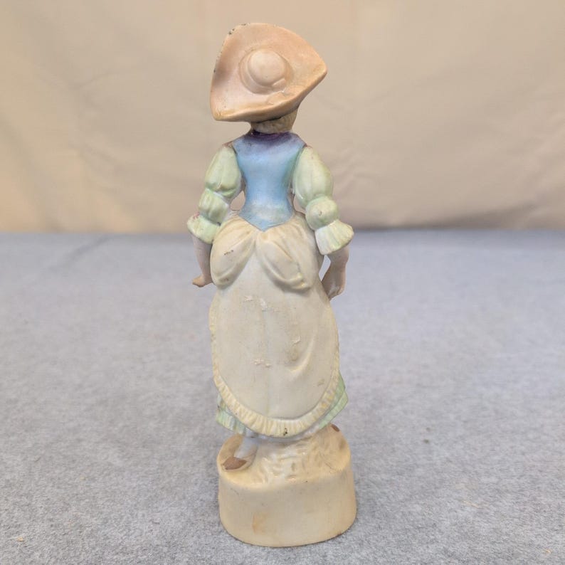 Stara, ręcznie malowana porcelanowa figurka kobiety z wachlarzem i kapeluszem, pastelowa zdjęcie 2