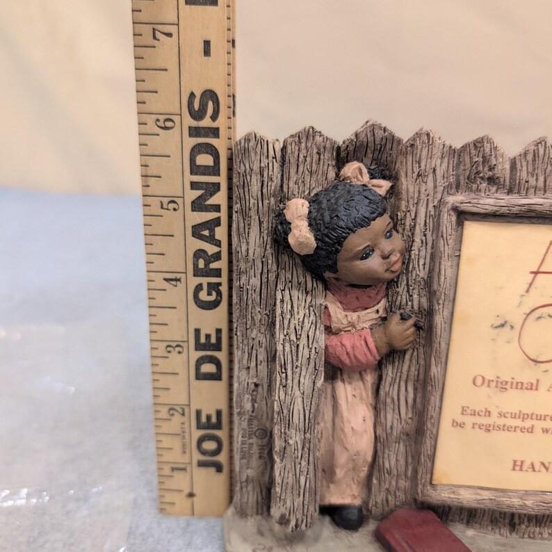 All Gods Children Martha Holcombe 1988 Handgefertigte USA Figur Mädchen Zaun Zeichen Bild 2