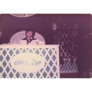 Lote de 10 fotografías antiguas de Don Ho Polynesian Palace en Waikiki, Hawái, de la década de 1970. imagen 10