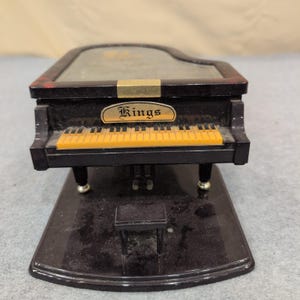 Caixa de bugigangas em formato de piano de cauda musical Kings Black com tampa articulada que toca música - LEIA: Dusty imagem 1