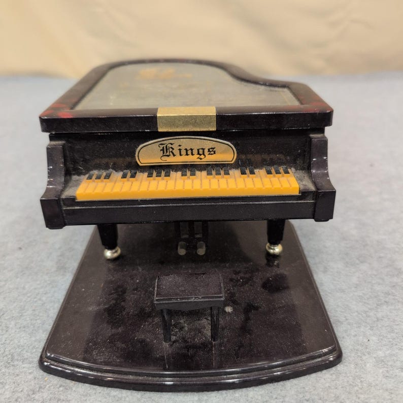 Caixa de bugigangas em formato de piano de cauda musical Kings Black com tampa articulada que toca música - LEIA: Dusty imagem 1