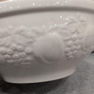 Gibson Housewares witte kan en kom met fruitontwerp in reliëf afbeelding 4