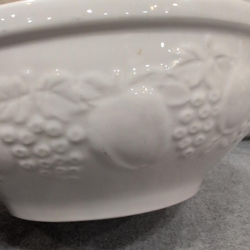 Gibson Housewares witte kan en kom met fruitontwerp in reliëf afbeelding 4