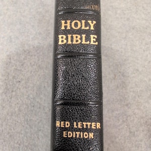 La Sacra Bibbia KJV della World Publishing Company, con lettere rosse e pronuncia automatica, in nero. immagine 1