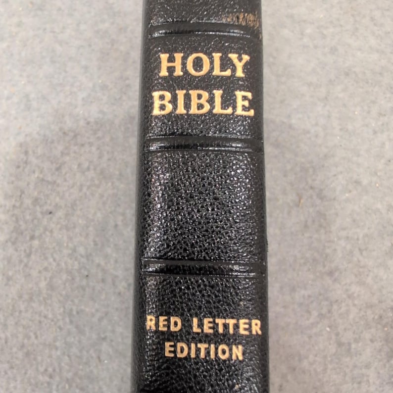 La Sacra Bibbia KJV della World Publishing Company, con lettere rosse e pronuncia automatica, in nero. immagine 1