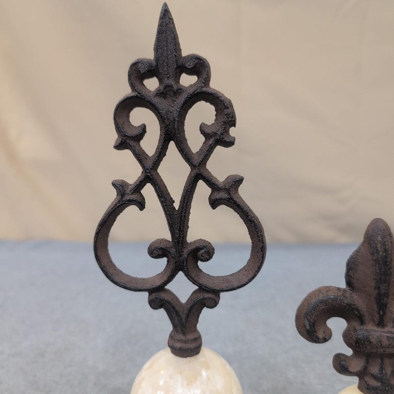 Juego de 2 remates decorativos de hierro fundido y piedra con diseño de flor de lis, color marrón crema. imagen 5
