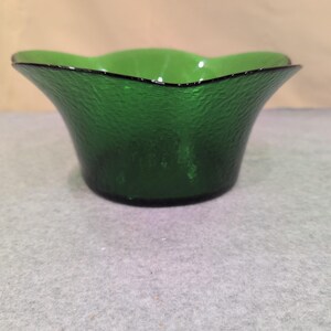 Vintage Emerald Green Crinkle Glass Scalloped Rim Decorative Bowl Centerpiece image 2