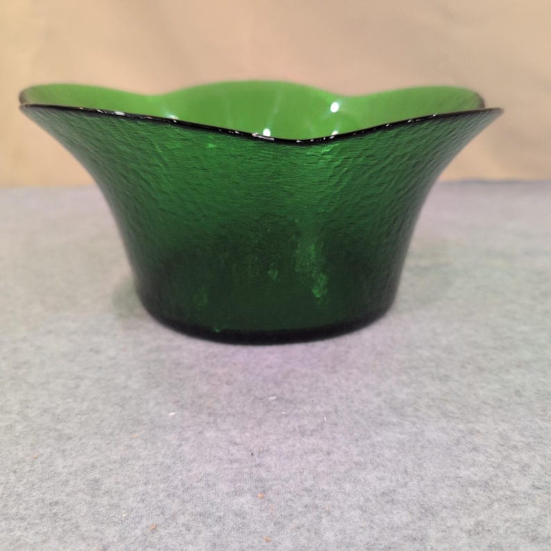 Vintage Emerald Green Crinkle Glass Scalloped Rim Decorative Bowl Centerpiece image 2