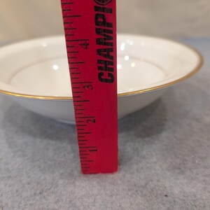 Bol para sopa Noritake Ivory China Linton 7552 con borde dorado. Hecho en Japón. Color blanco cremoso. imagen 2