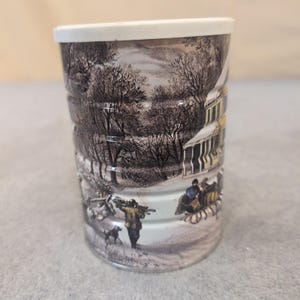 Contenitore in latta vintage in metallo Currier & Ives American Homestead Winter con coperchio immagine 4