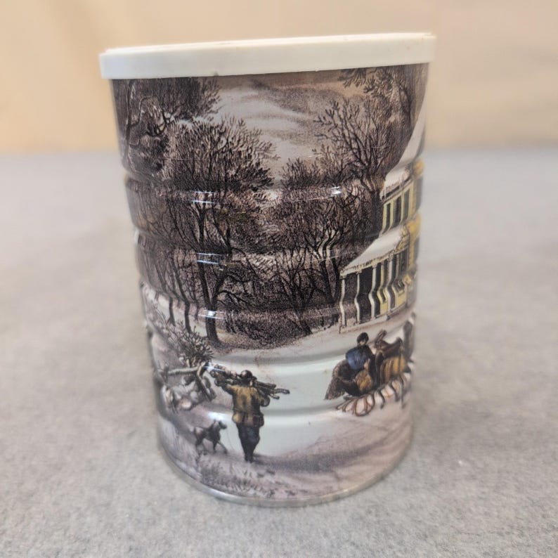 Contenitore in latta vintage in metallo Currier & Ives American Homestead Winter con coperchio immagine 4