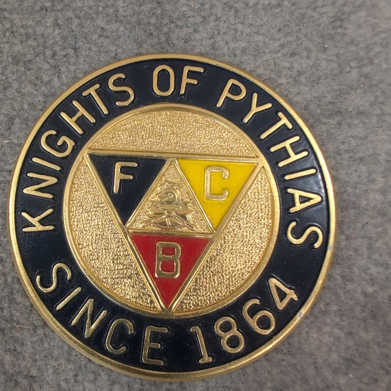 Emblema fermacarte con medaglione smaltato color oro dei Cavalieri di Pizia FCB, dal 1864. immagine 1