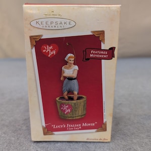Hallmark Keepsake I Love Lucy Lucys Italian Movie 2003 Ornament QXI8387 Movement image 1